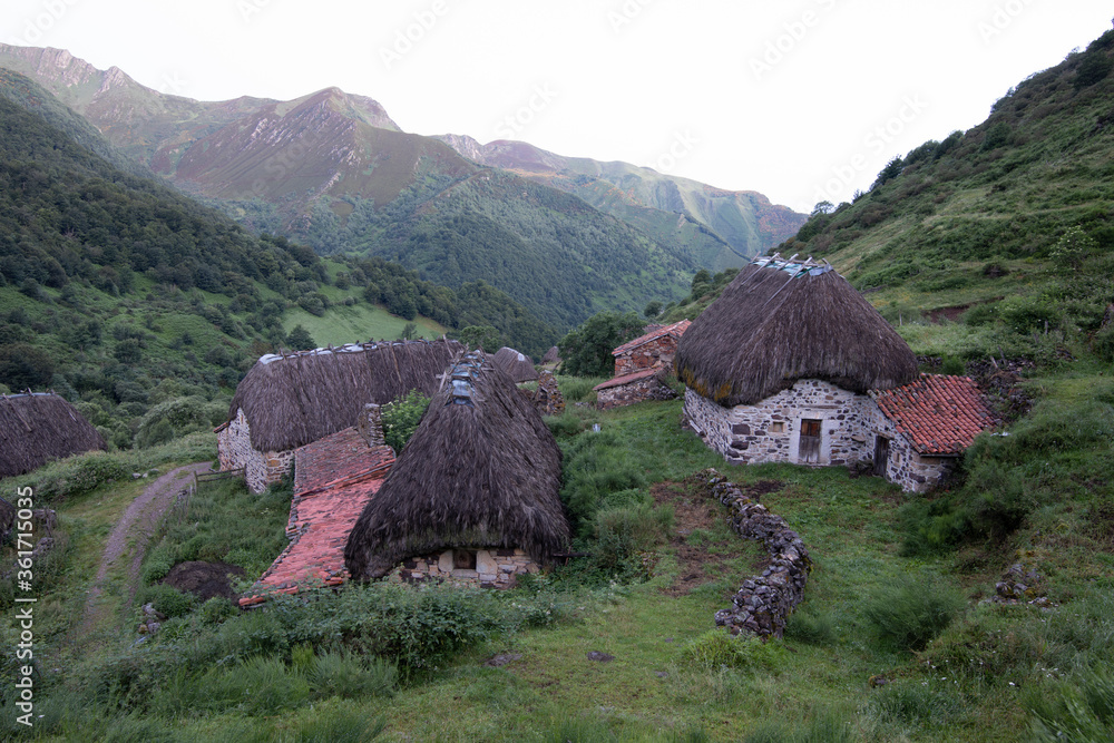 Brañas de la Pornacal en el parque nacional de Somiedo Brañas de la Pornacal en el parque nacional de Somiedo