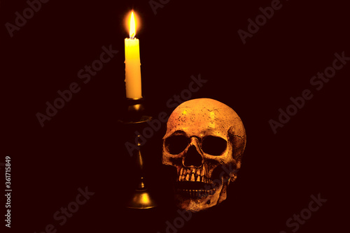 Schädel im Licht einer Kerze