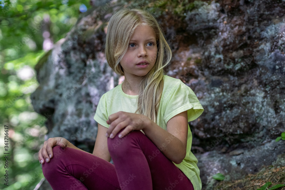 Mädchen beim unbeschwerten Sport und turnerischer Bewegen, wie Akrobatik in der Freizeit, im Wald und in der Natur. Sie trägt legere Kleidung, Shirt und Leggins. Mädchen beim unbeschwerten Sport und turnerischer Bewegen, wie Akrobatik in der Freizeit, im Wald und in der Natur. Sie trägt legere Kleidung, Shirt und Leggins.
