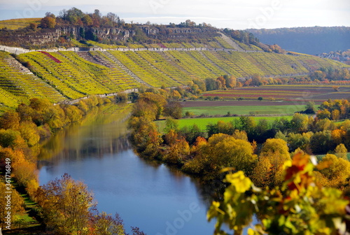 S  ddeutsche Landschaft im Herbst mit Flu   und Weinberg