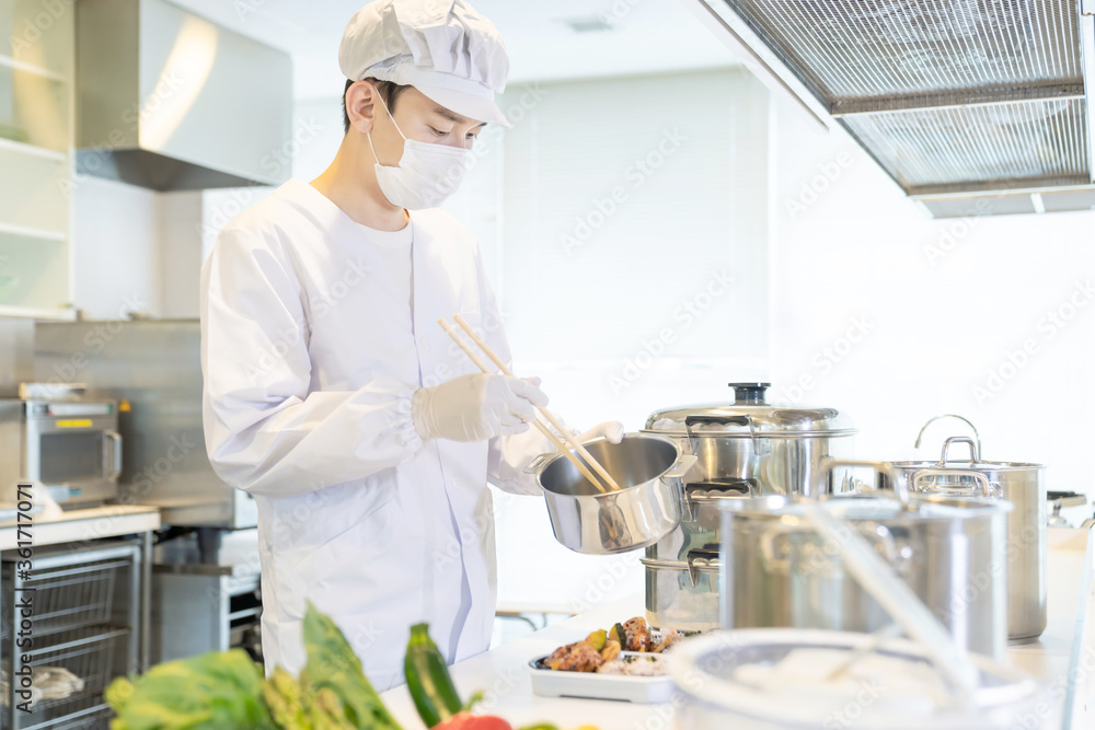 弁当を盛り付ける男性調理師 宅食 デリバリー テイクアウト 弁当を盛り付ける男性調理師 宅食 デリバリー テイクアウト