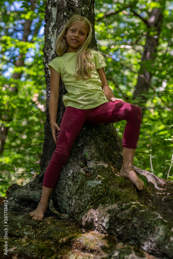Mädchen beim unbeschwerten Sport und turnerischer Bewegen, wie Akrobatik in der Freizeit, im Wald und in der Natur. Sie trägt legere Kleidung, Shirt und Leggins. Mädchen beim unbeschwerten Sport und turnerischer Bewegen, wie Akrobatik in der Freizeit, im Wald und in der Natur. Sie trägt legere Kleidung, Shirt und Leggins.