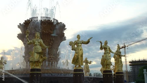 16 bronze statues fountain 