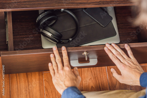 Canvastavla A man puts gadgets in a cabinet for digital detox