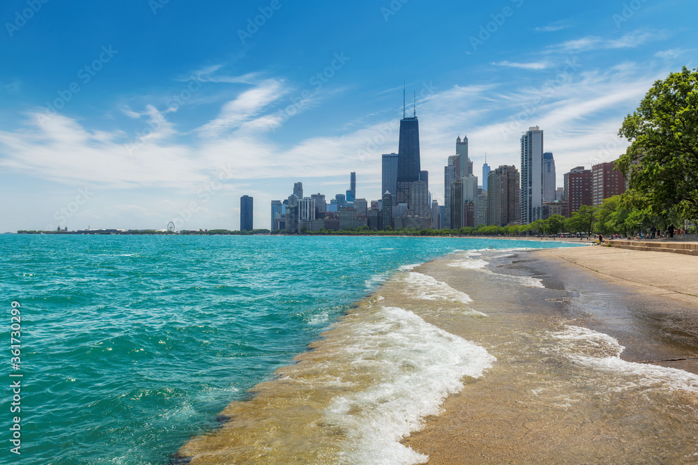Fototapeta premium Panoramę Chicago w słoneczny dzień od plaży nad jeziorem Michigan, Chicago, Illinois, USA