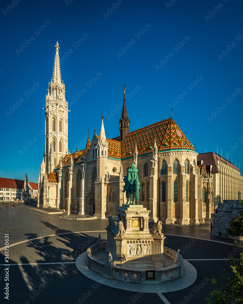 Obraz premium The Matthias Church (Church of the Assumption of the Buda Castle), is a Roman Catholic church located in Budapest, Hungary, in front of the Fisherman's Bastion at the heart of Buda's Castle District