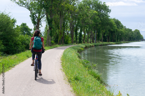 Quadro su tela Femme à vélo sur le canal des Deux-Mers