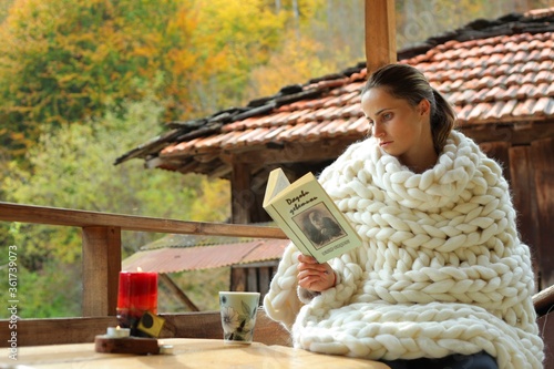 Φωτογραφία A young woman reading a book