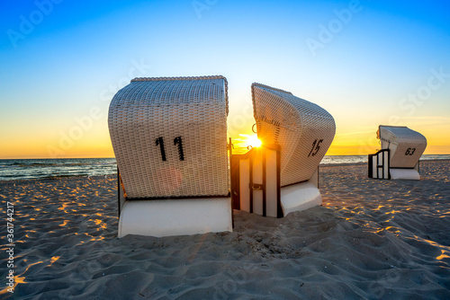 Fototapeta Naklejka Na Ścianę i Meble -  Früh morgens am Ostseestrand mit Strandkörben