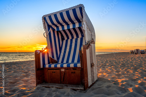 Fototapeta Naklejka Na Ścianę i Meble -  Früh morgens am Ostseestrand mit Strandkörben