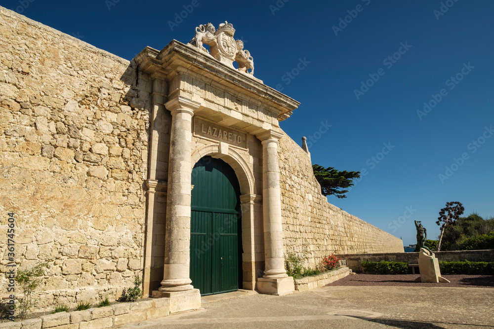 Puerta de los Leones, Entrada Principal de la isla del Lazareto, antiguo hospital militar, Illa del Llatzeret, interior del puerto de Mahón, Menorca, balearic islands, Spain