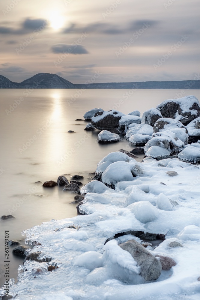 Obraz premium 北海道・千歳市 冬の支笏湖の夜明けの風景