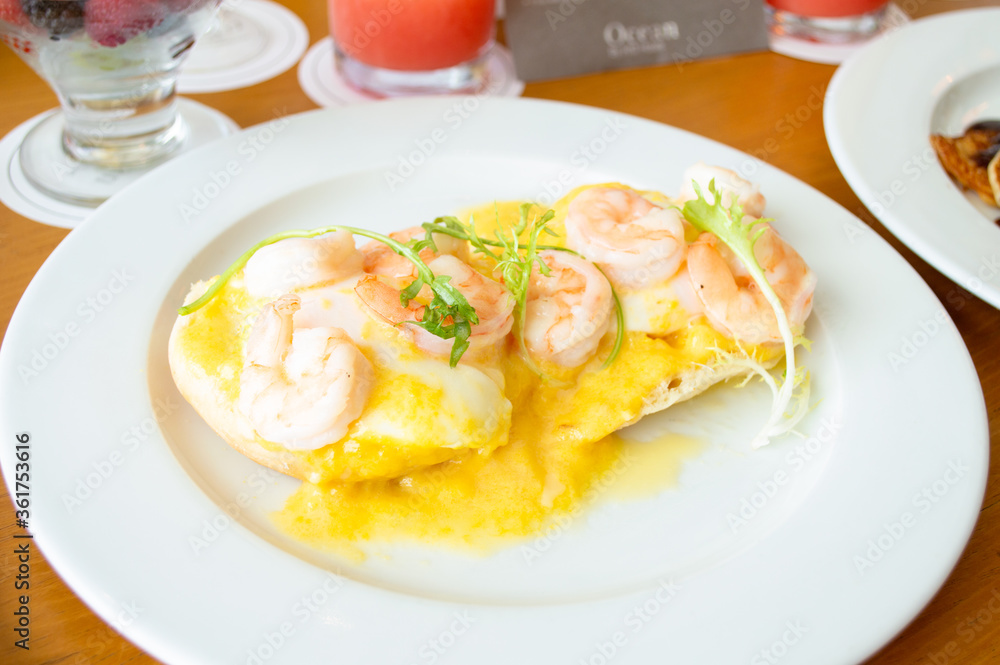 Desayuno con huevos y camarones Desayuno con huevos y camarones