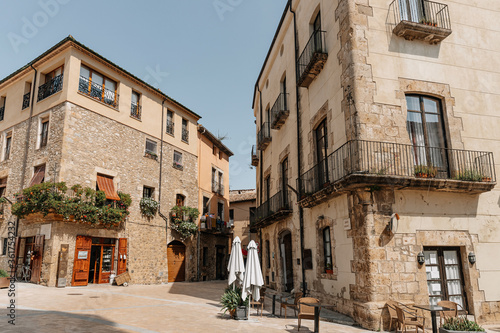 Fototapeta Naklejka Na Ścianę i Meble -  Old architecture and houses in Besalu, Costa Brava. Spain.