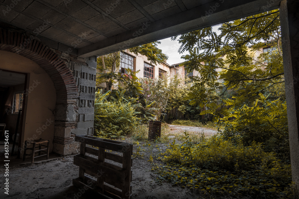 Lieu abandonné, urbex, dans une ancienne usine de textile - Tarn - France