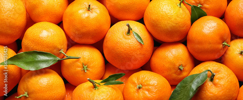 Foto Delicious fresh ripe tangerines as background, top view