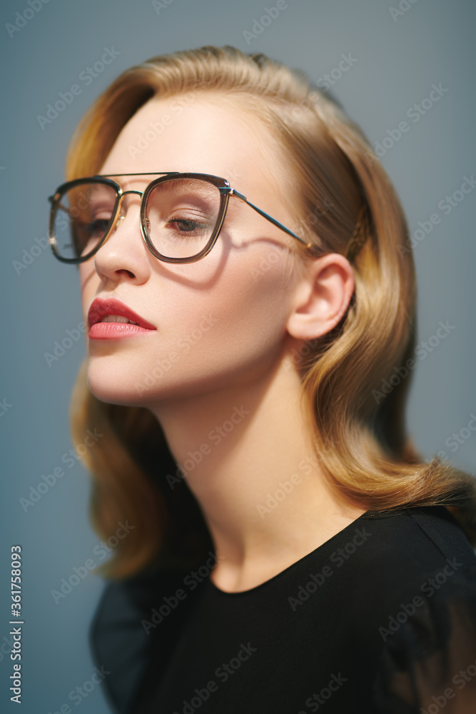 young lady in eyeglasses - obrazy, fototapety, plakaty 