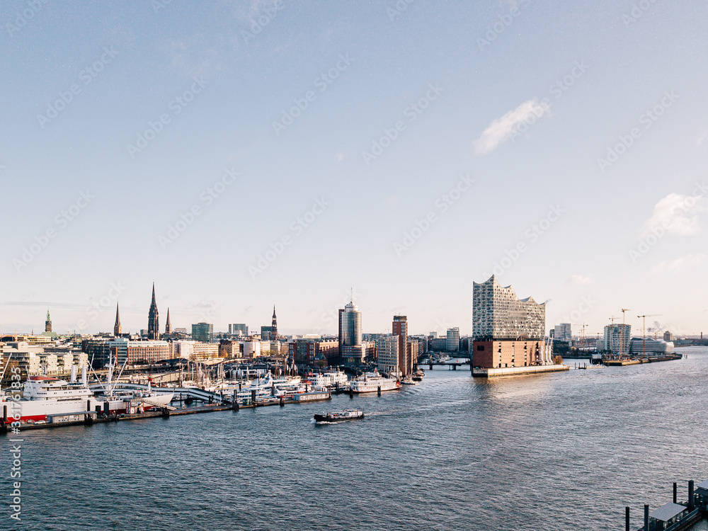 Obraz premium Die Elbphilharmonie und der Hamburger Hafen von oben