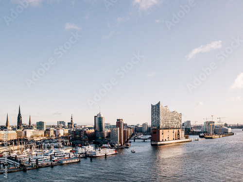 Die Elbphilharmonie und der Hamburger Hafen von oben