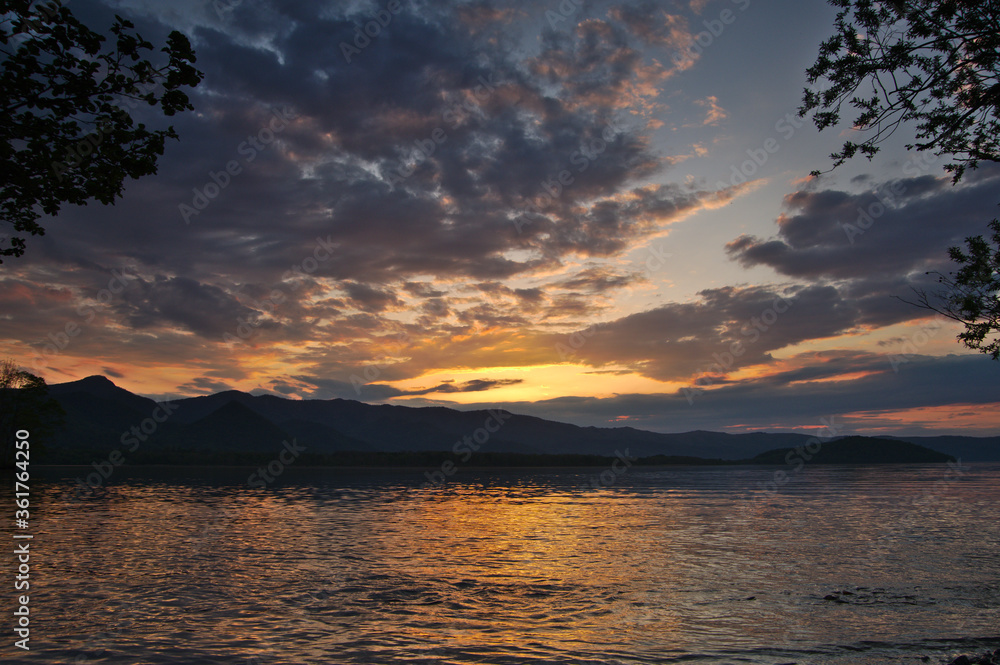 夕暮れの空と湖。屈斜路湖、北海道、日本。