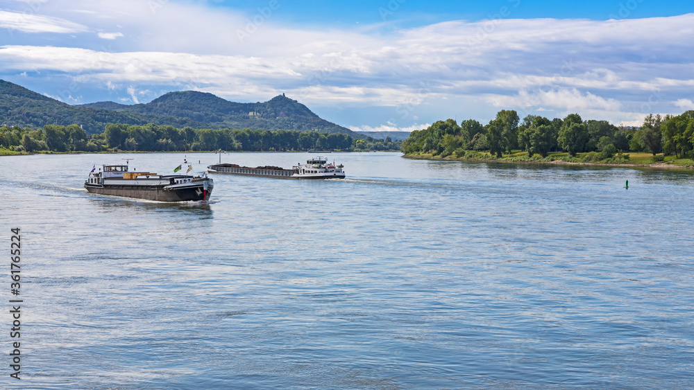 Binnenschiffe auf dem Rhein im Bonner Bogen Binnenschiffe auf dem Rhein im Bonner Bogen