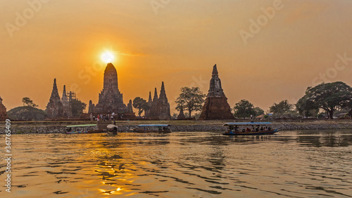 Thailand  Boote auf dem Chao Phraya bei Sonnenuntegang