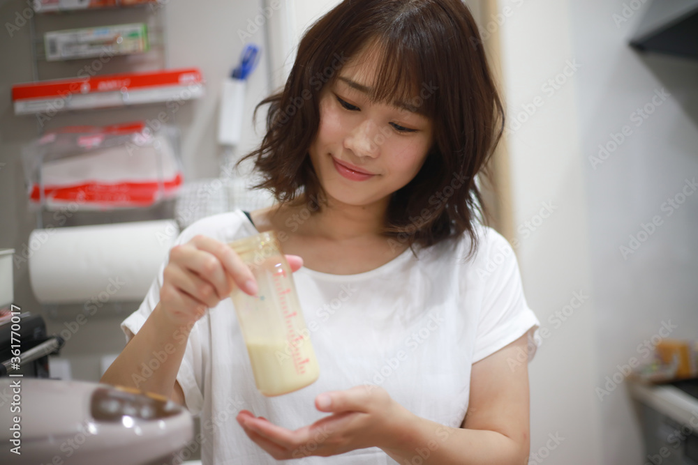 ミルクを作る母親 ミルクを作る母親