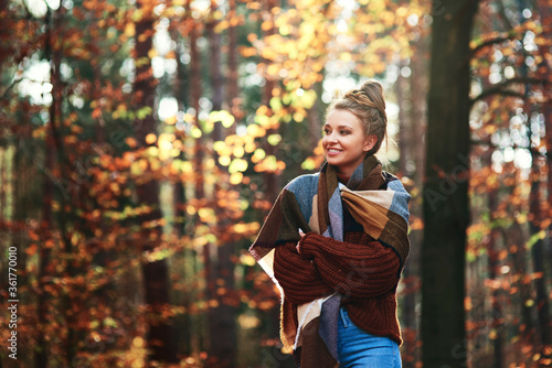Obraz na plátně Beautiful young woman walking in the autumn forest