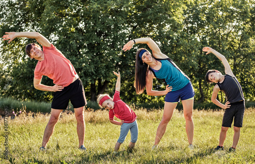 Konstfotografi Active healthy family working out together