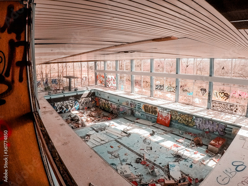 weiter Blick auf leerstehendes Schwimmbad