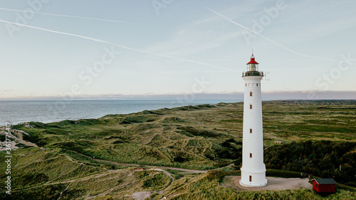 Lyngvig Fyr bei Hvide Sande von oben - Leuchtturm an Nordsee - Luftbild mit Drohne