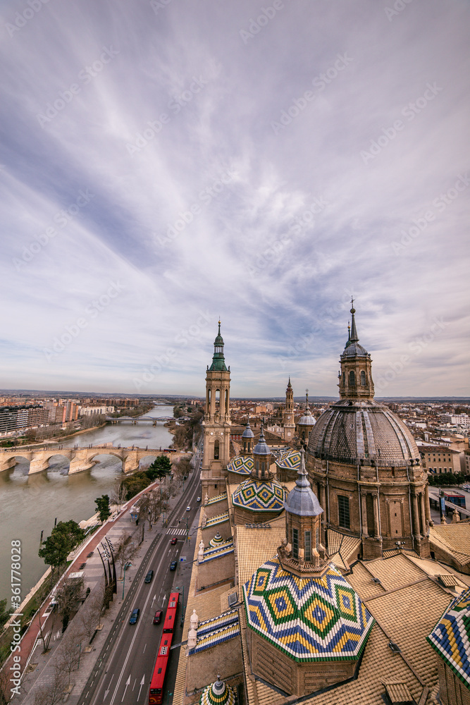 Obraz premium Preciosas vistas desde lo alto de la Basílica del Pilar en Zaragoza