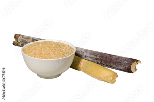 Sucre roux ou cassonade et canne à sucre sur fond blanc