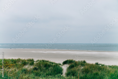 Herbst-Spaziergang am Nordsee-Strand von Bl  vand