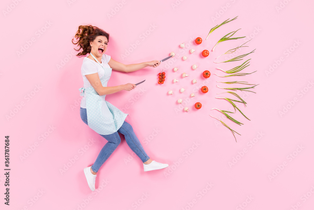 Top above high angle view full size profile side photo crazy housewife girl fight fresh ecological vegetables prepare recipe hold knife flatlay scream isolated pastel color background Top above high angle view full size profile side photo crazy housewife girl fight fresh ecological vegetables prepare recipe hold knife flatlay scream isolated pastel color background