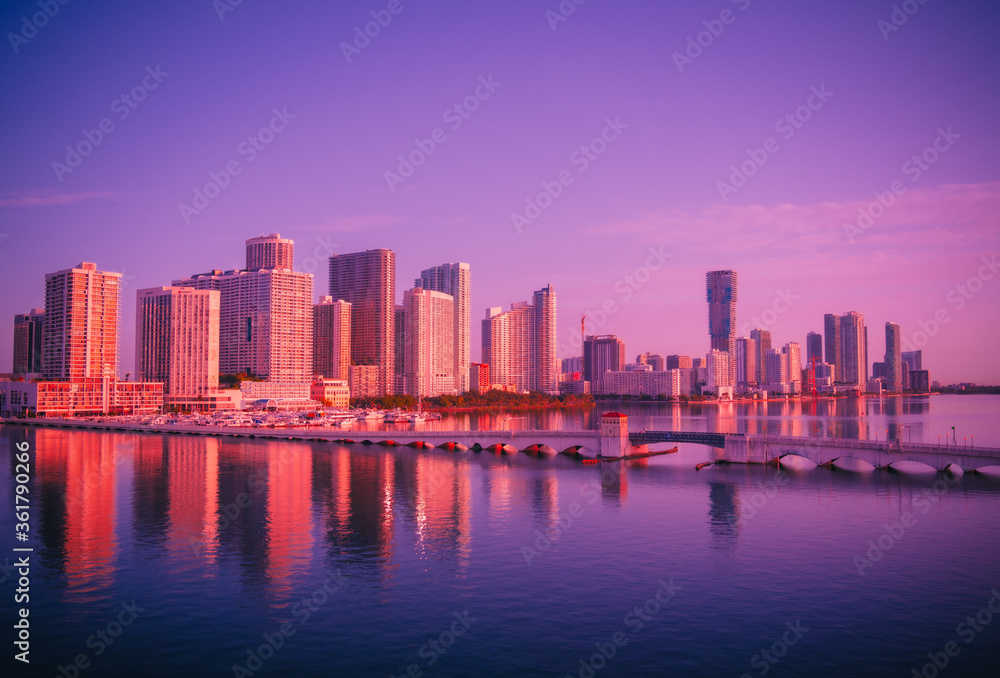 Fototapeta premium panoramę miasta miami na florydzie o wschodzie słońca most budynki w centrum podróży zachód słońca piękne miejsce