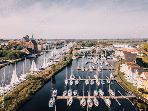 Luftbild von Greifswald und dem Ryck mit Museumshafen
