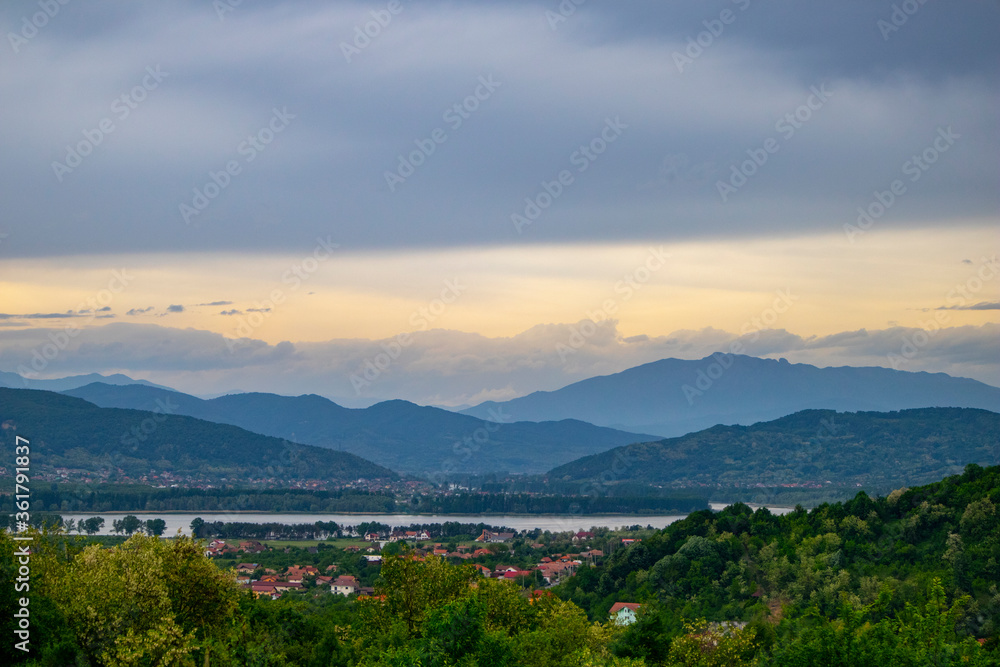 Naklejka premium sunset over the mountains