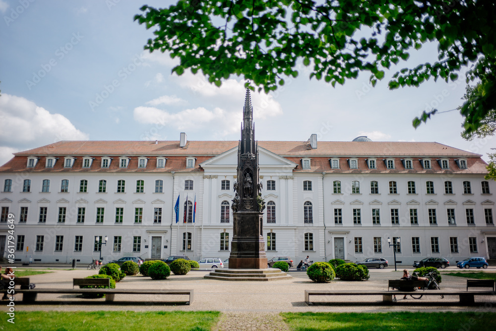 Obraz premium Historisches Hauptgebäude der Universität Greifswald mit Rubenowplatz