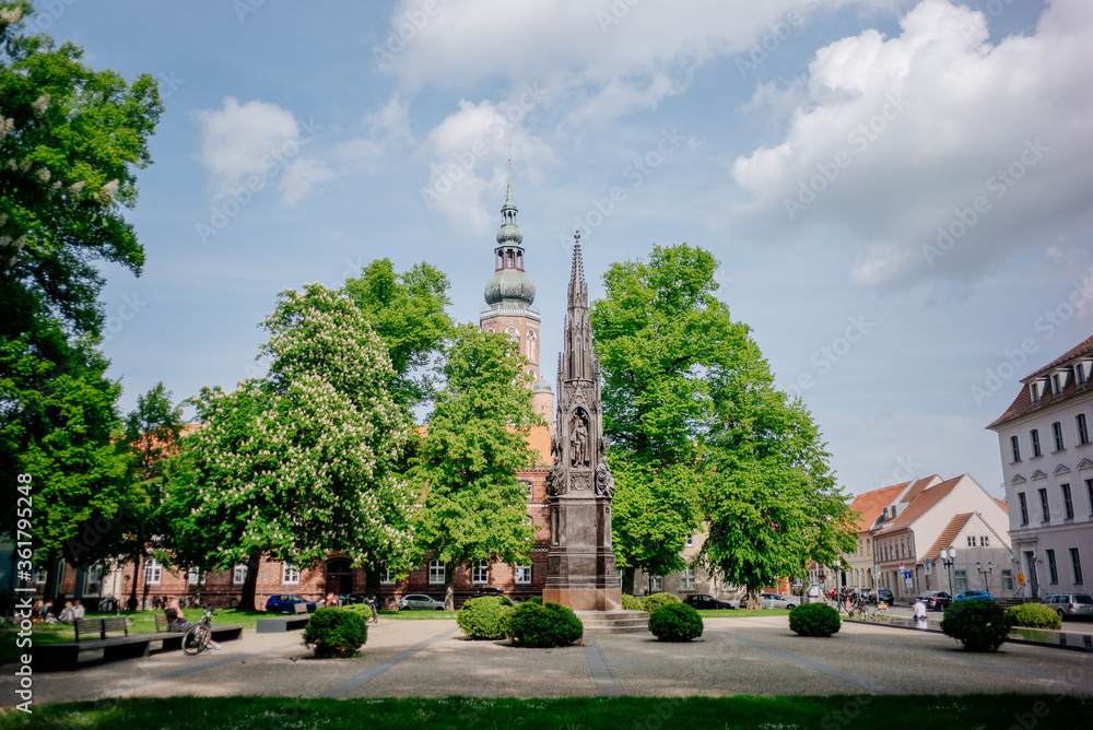 Obraz premium Hauptgebäude der Universität Greifswald mit Rubenowplatz