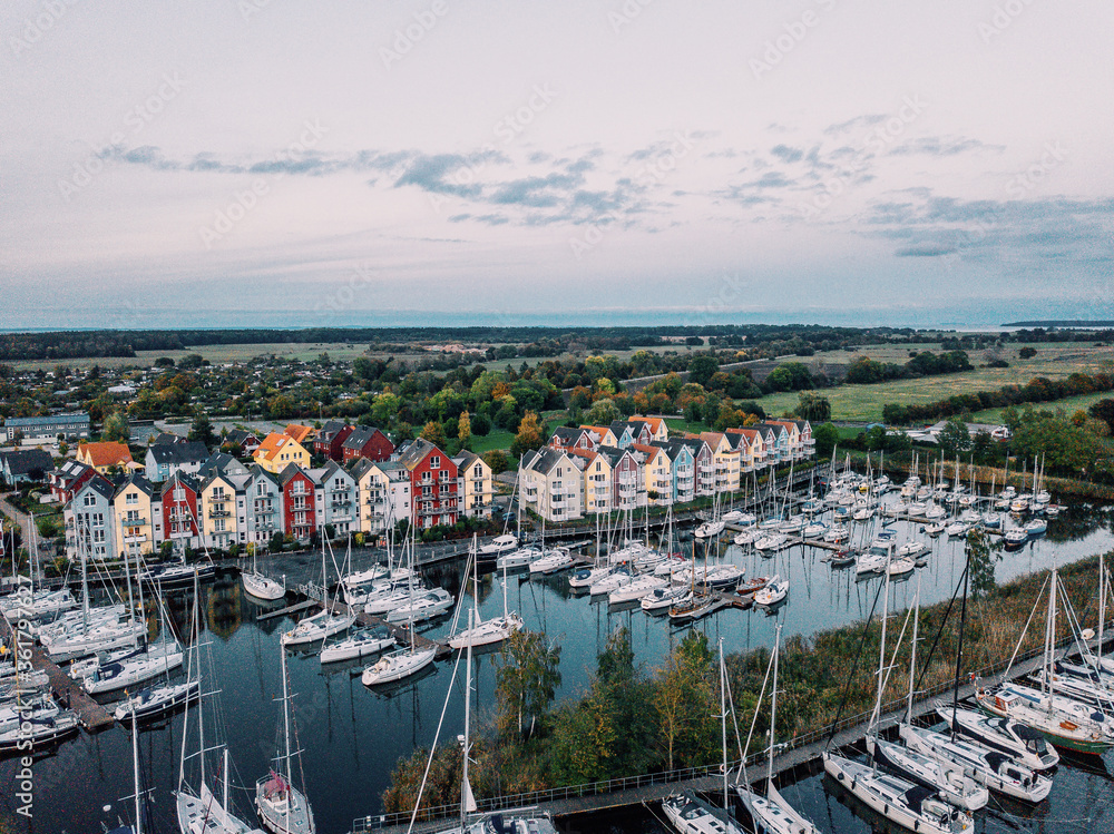 Luftbild von Greifswald und dem Ryck mit Museumshafen
