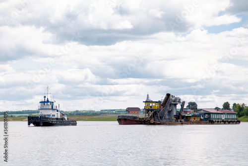 Wallpaper Mural river tug pulls a house on the water Torontodigital.ca