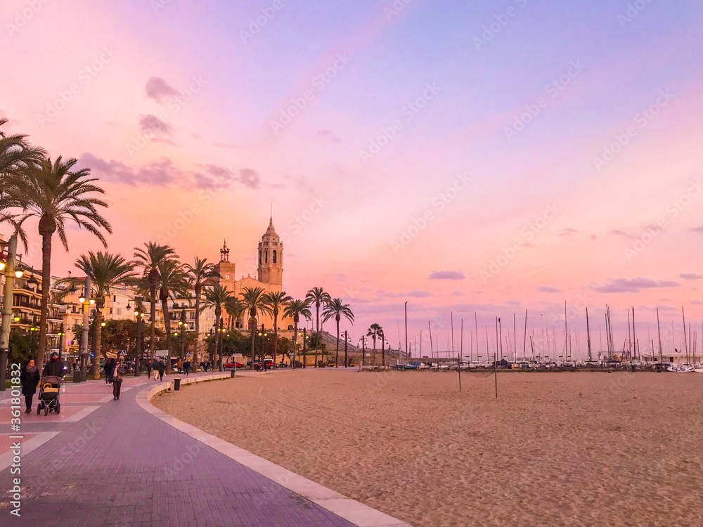 Tarde colorida en la playa de Sitges, Barcelona