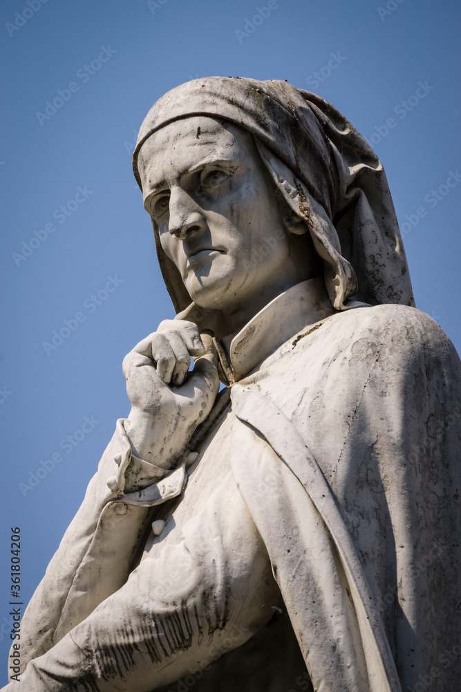 Dante Alighieri, escultura de Ugo Zannoni en marmol de Carrara, Piazza dei Signori, tambien conocida como Piazza Dante, Verona, patrimonio de la humanidad, Veneto, Italia, Europa Dante Alighieri, escultura de Ugo Zannoni en marmol de Carrara, Piazza dei Signori, tambien conocida como Piazza Dante, Verona, patrimonio de la humanidad, Veneto, Italia, Europa