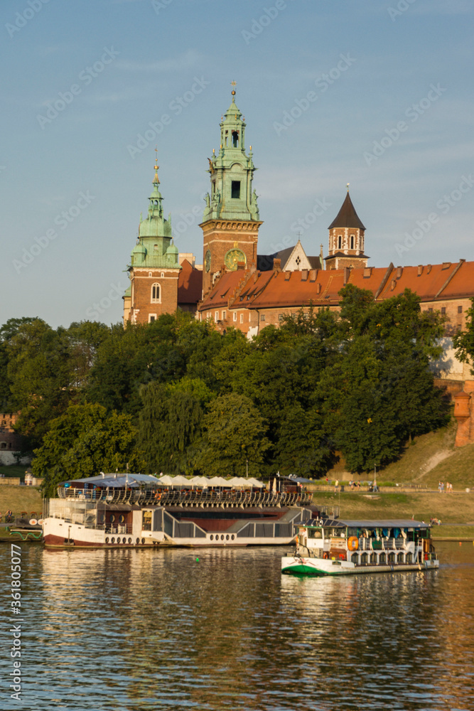 barcazas en el rio Vistula, castillo y colina de Wawel, Cracovia , voivodato de Pequeña Polonia,Polonia,  eastern europe