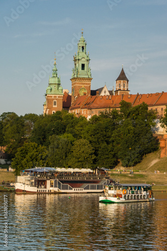 barcazas en el rio Vistula, castillo y colina de Wawel, Cracovia , voivodato de Pequeña Polonia,Polonia, eastern europe