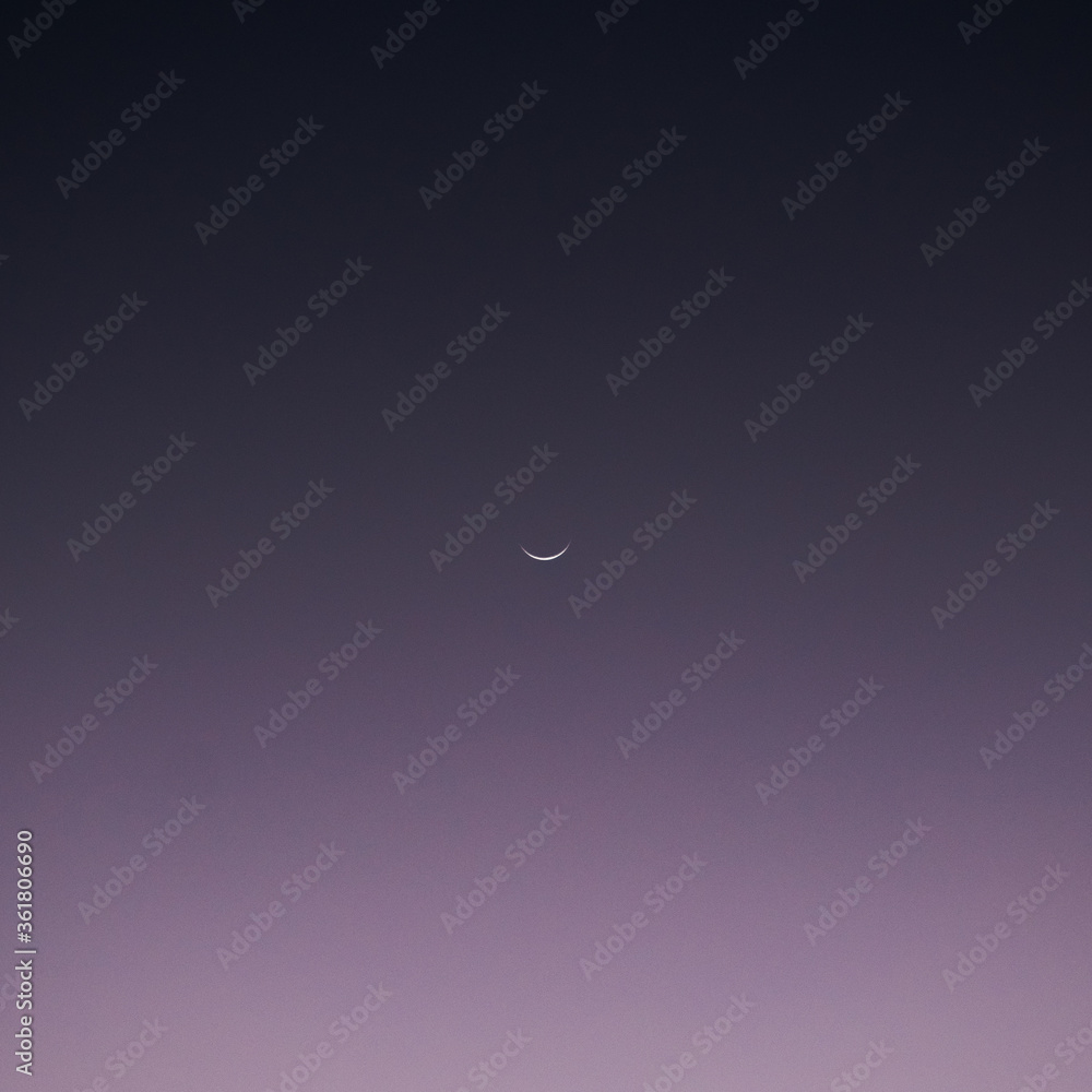 luna meguante con fondo degrade violeta y oscuro luna meguante con fondo degrade violeta y oscuro