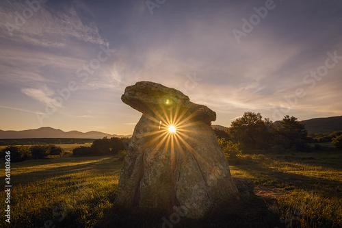 Foto Sun in the middle of a dolmen hole naturally