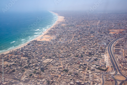 Fotografía aérea de la costa de Yoff en la ciudad de Dakar capital de Senegal photo