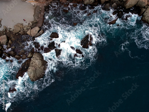 Obraz na płótnie View from the height of the waves breaking on the rocks and white foam w salonie